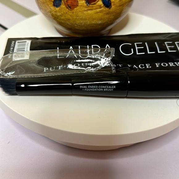 Laura Geller Dual-Ended Concealer + Foundation Brush - Picture 5 of 5